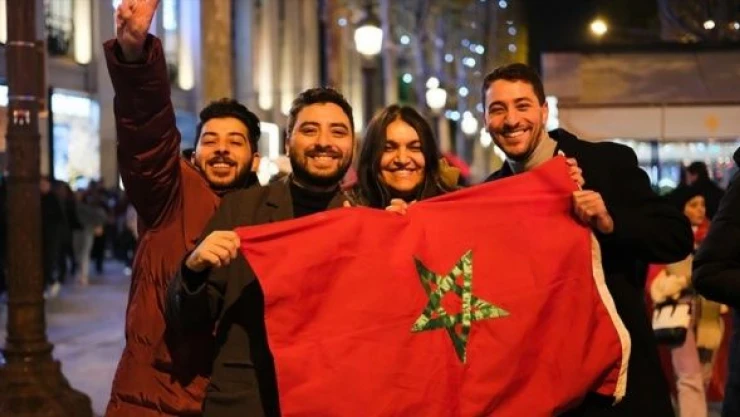 Avrupa'daki Faslılar kutlamalar için sokağa döküldü