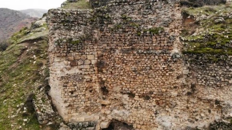 Bağın Kalesi, Urartular'dan izler taşıyor