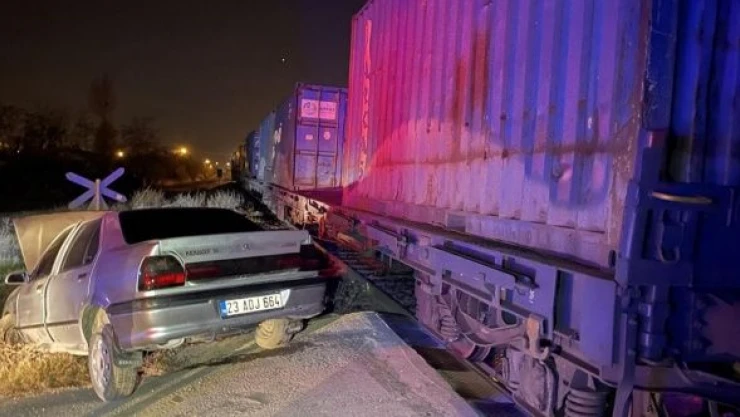 Elazığ'da feci kaza: yük treni otomobili biçti