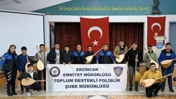Erzincanlı öğrenciler polislerin desteğiyle bağlama çalmayı öğreniyor