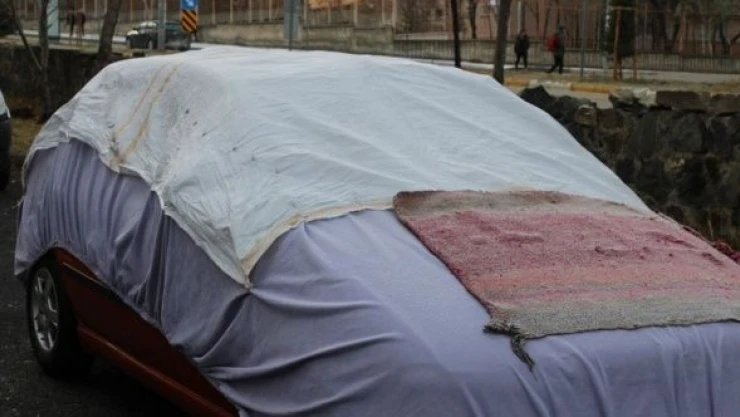 Erzurum'da vatandaş araçlarının üzerini örttü