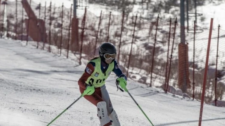 Genç kayakçılar Erzurum'da ter döktü