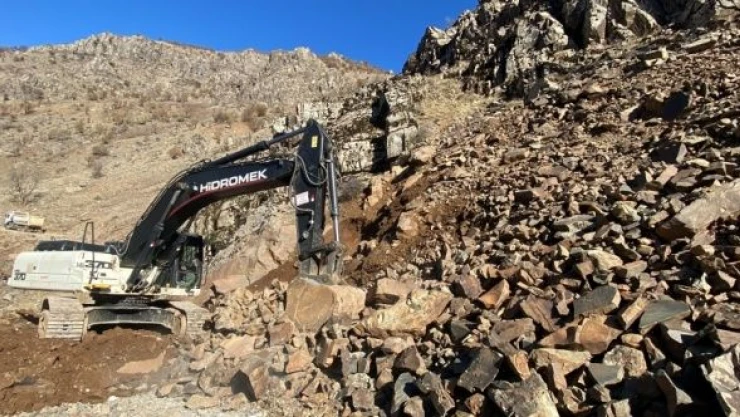 Hakkari'de tahrip olan mezra yolu onarıldı