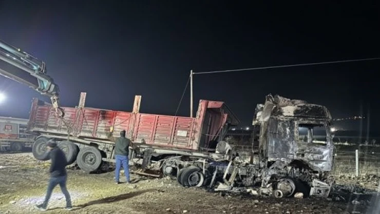 Kamyon ile kamyonet çarpıştı: 1 ölü, 2 yaralı