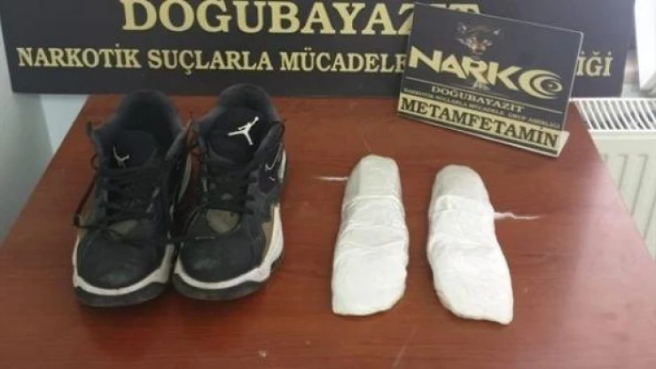 İran uyruklu şüphelinin ayakkabısından uyuşturucu çıktı