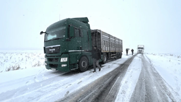 Kars-Göle kara yolunda faciaya ramak kaldı: TIR'lar yolda kaldı