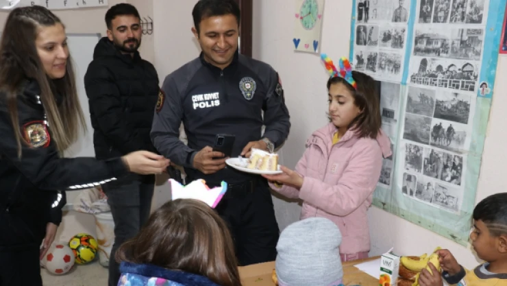 Köy çocuklarına kırtasiye malzemeleri hediye edildi