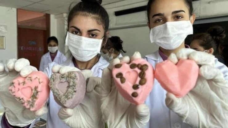 Lise öğrencileri atık yağlardan hijyen üretiyor