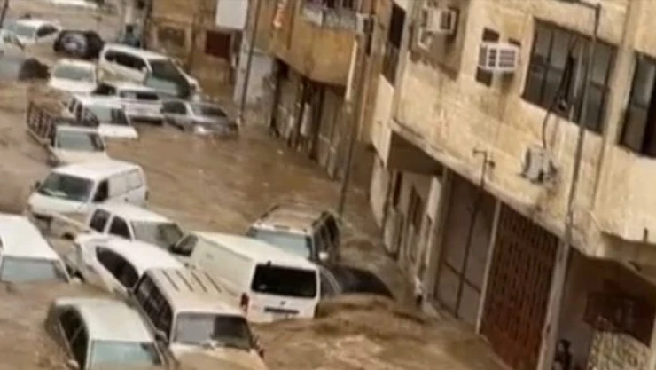 Mekke'de şiddetli yağışlar sele neden oldu