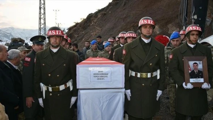 Şehit babası oğlunu asker kıyafetiyle toprağa verdi