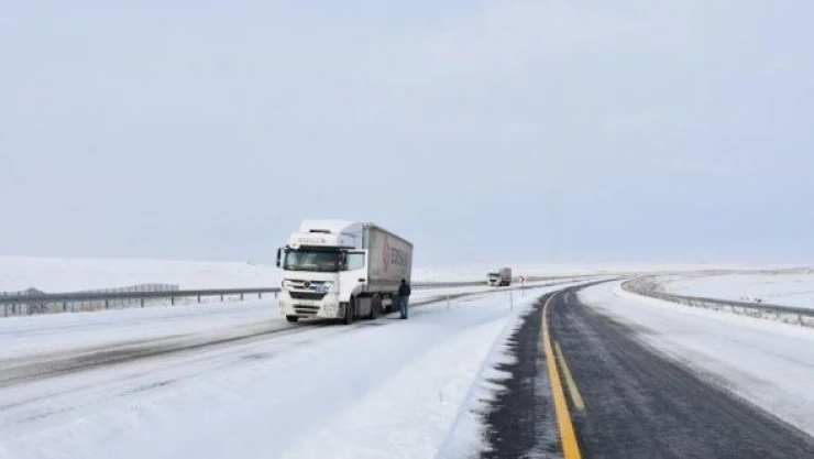 Selim-Göle kara yolu kar ve tipi nedeniyle ulaşıma kapatıldı