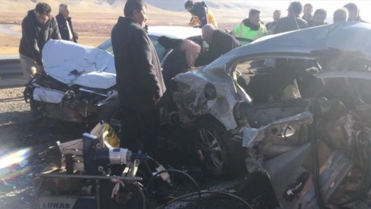 Van'da iki otomobil birbirine girdi... Ölü ve yaralılar var...