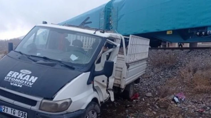 Van'da yük treni kamyonete çarptı