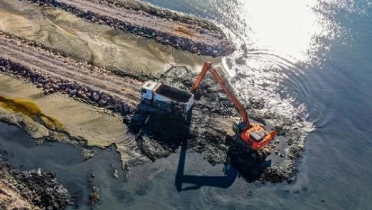 Van Gölü'nden 660 bin metreküp dip çamuru ve balçık çıkarıldı