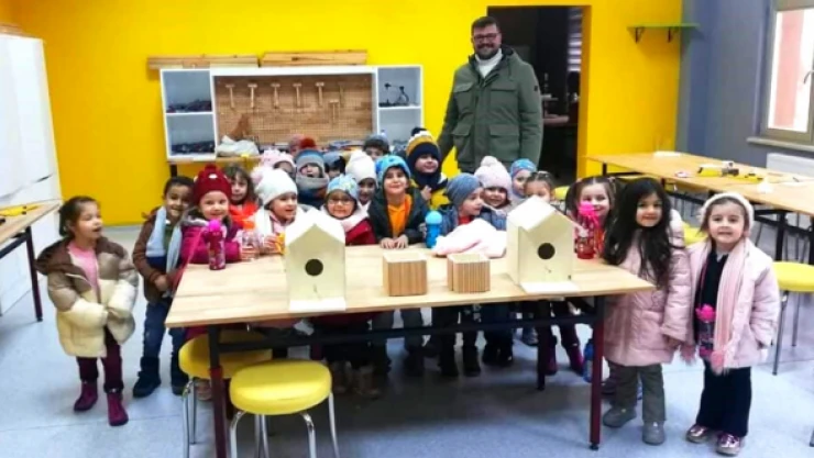 Anaokulu öğrencilerinin tasarladığı evler kuşlara yuva oldu