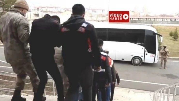 Araziye bıraktıkları valize uyuşturucu gizlediler