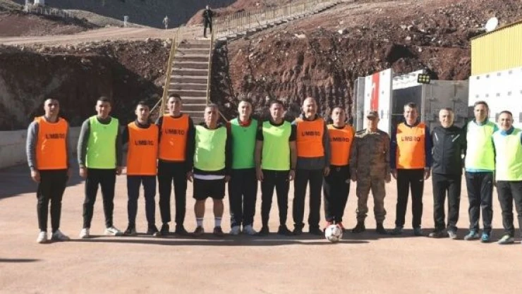 Bakan Soylu Şırnak'ta Mehmetçikle maç yaptı