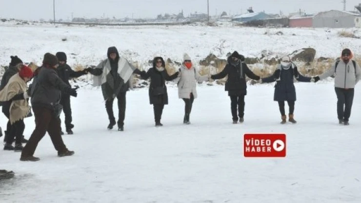 Çıldır Gölü'nde buzun üzerinde horon oynadılar