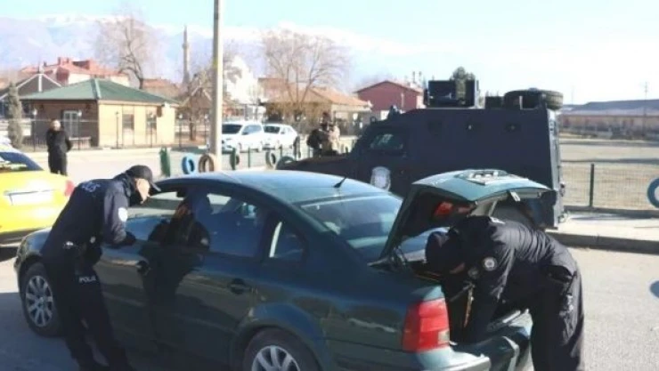 Erzincan'da 56 kaçak göçmen yakalandı