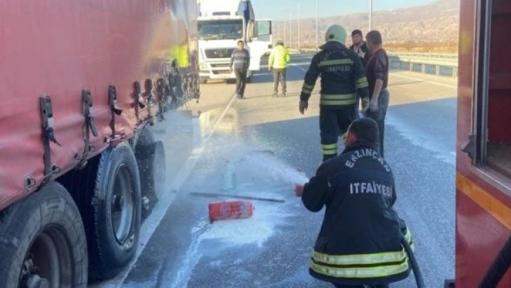 Erzincan'da TIR seyir halinde alev aldı