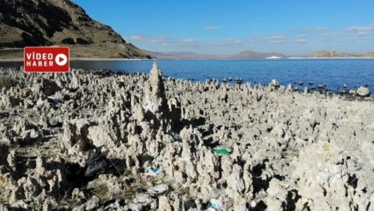 Van Gölü'nde korkunç çekilme... Peri bacaları görünüyor...