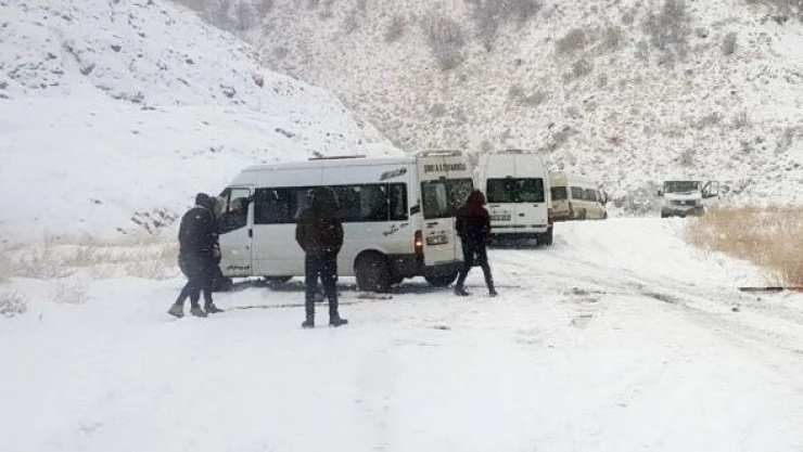 Yüksekova-Şemdinli yolunda araçlar mahsur kaldı