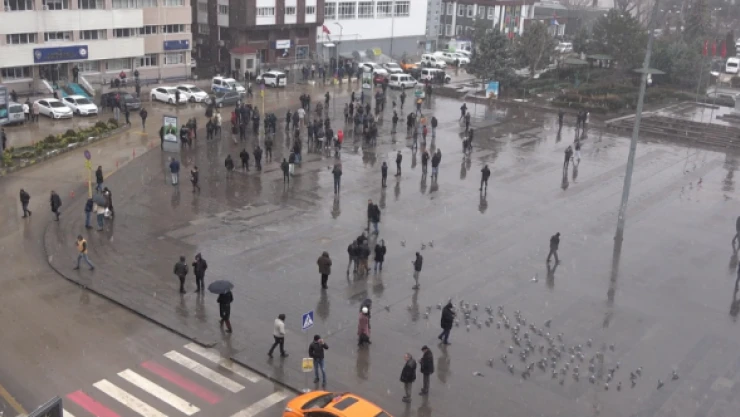 7,6'lık deprem Kırıkkalelileri sokağa döktü