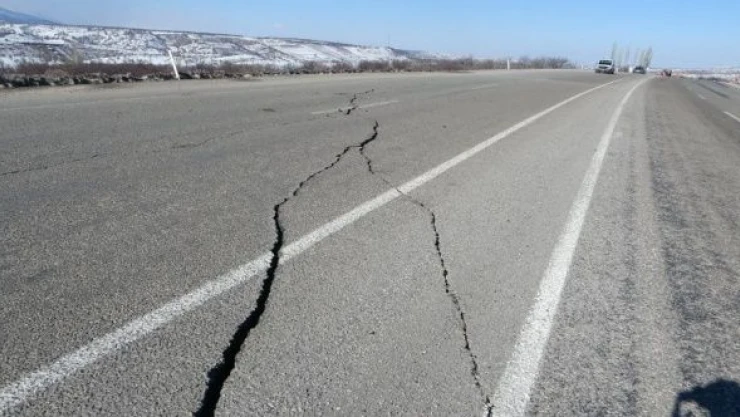 Adıyaman-Malatya karayolundaki dev çatlaklar korkuttu