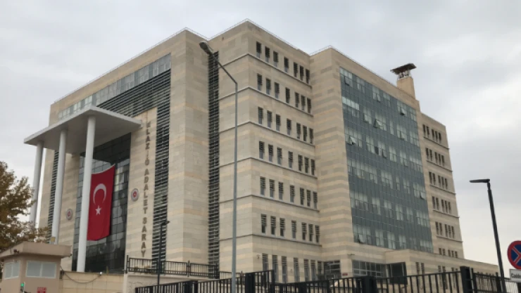 Ağır hasarlı binada hırsızlık yaparken yakalandı