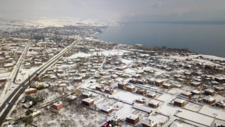 Ahlat'ta büyüleyici kar manzarası