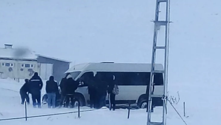 Ardahan'da tipi nedeniyle öğrenciler yolda mahsur kaldı
