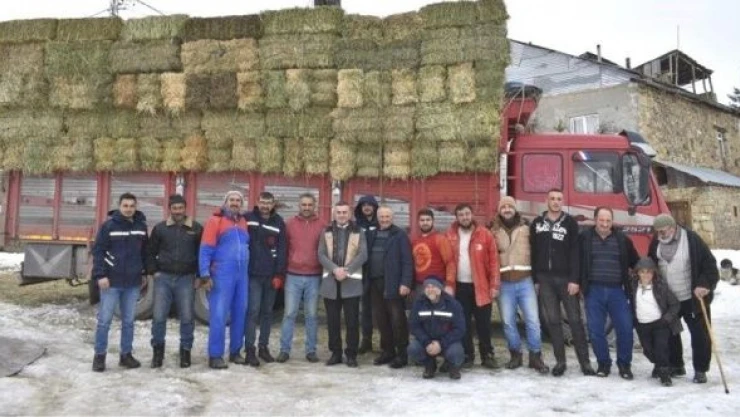 Bayburtlu çiftçilerden deprem bölgesine yem desteği