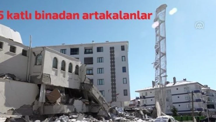 Binadan geriye yangın merdiveni kaldı