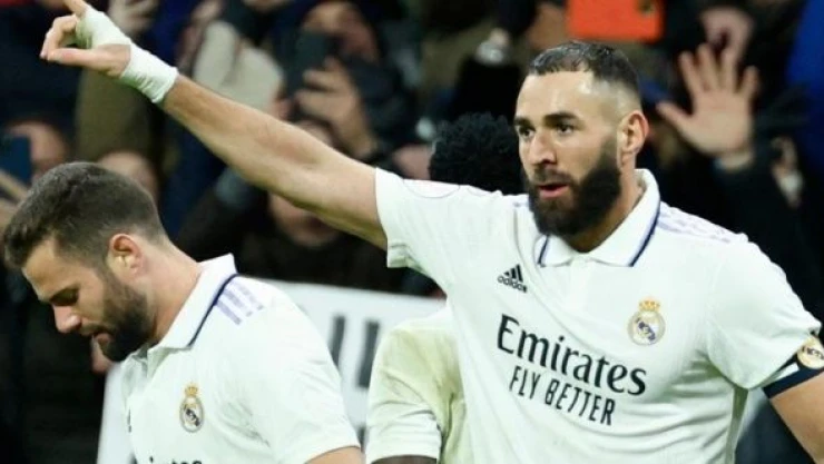 Bir imzalı forma daha depremzedeler için satılacak