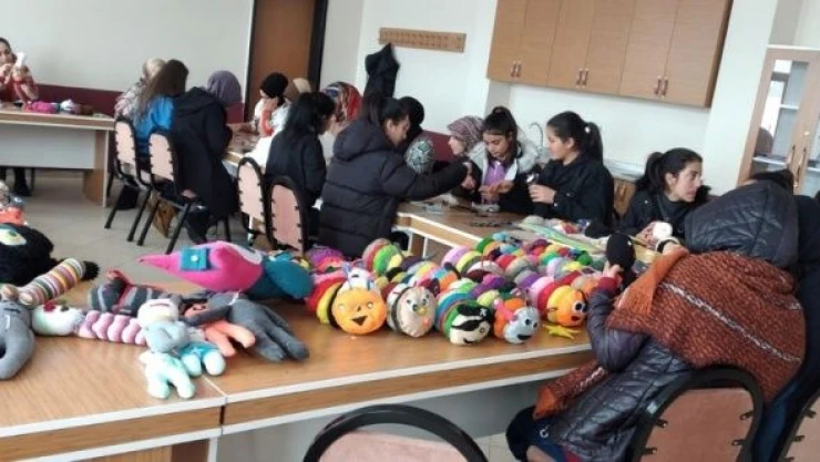 Bravo size çocuklar... Depremzede arkadaşları için oyuncak üretiyorlar