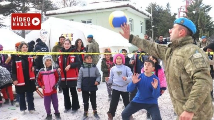 Bu görüntüler yürek ısıttı: mavi bereliler depremzede çocuklarla voleybol oynadı