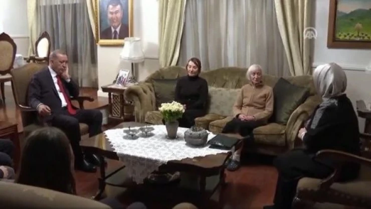 Cumhurbaşkanı ve eşi Emine Erdoğan'dan Deniz Baykal'ın evine taziye ziyareti