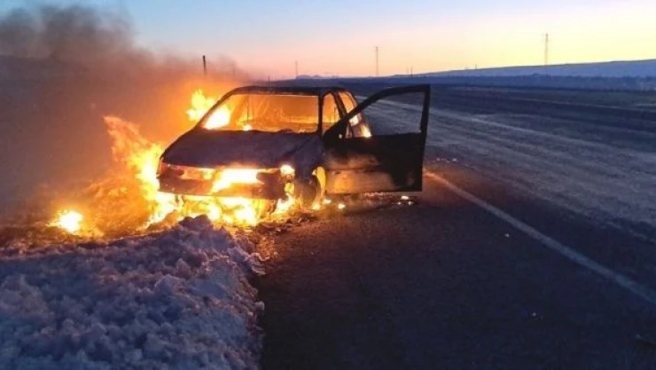 Deprem bölgesinden dönerken yangına kapıldılar