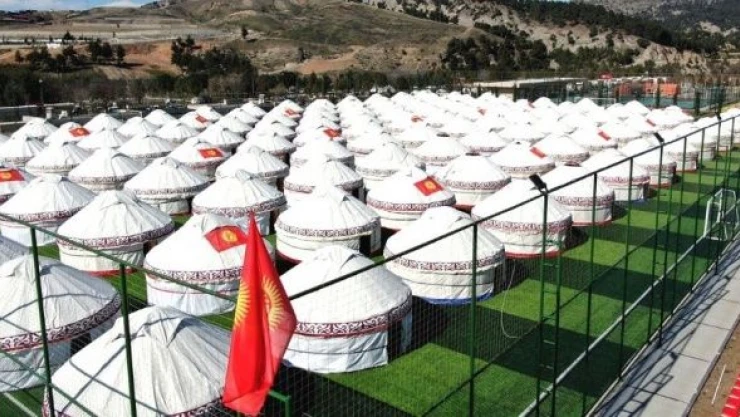 Depremzedeler Kırgızların kıl çadırlarında ısınacak