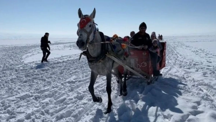 Depremzedelere Çıldır Gölü'nde kızak etkinliği