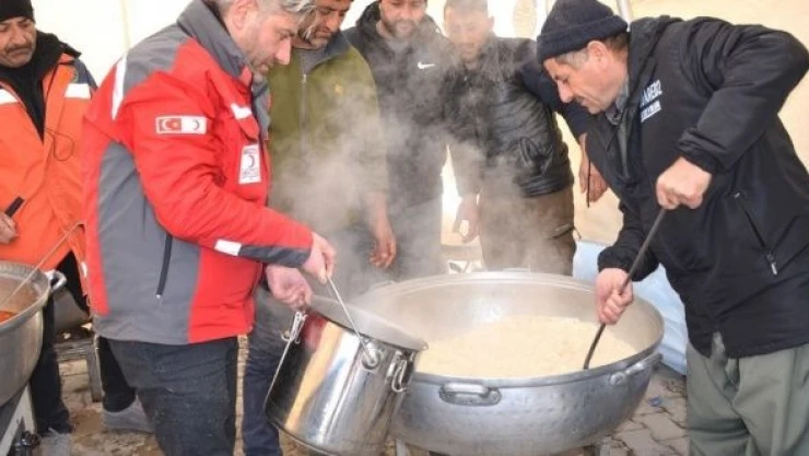 Depremzedelerin yemeği Şırnaklı Ölmez ailesinden