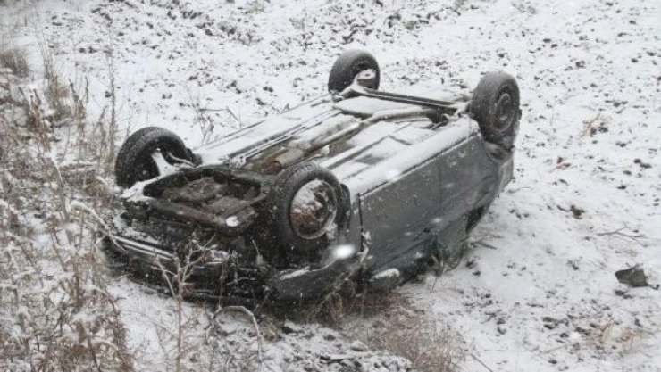 Elazığ'da araç şarampole yuvarlandı
