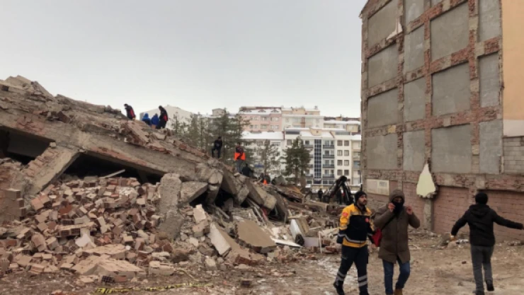 Elazığ'da deprem sonrası polisler göçük altında kaldı