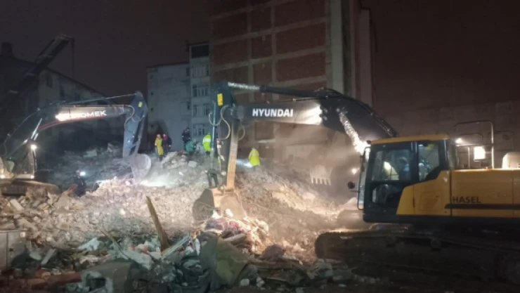 Elazığ'da enkaz altında kalanları kurtarma çalışmaları sürüyor