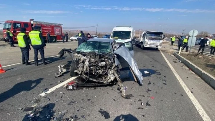 Elazığ'da feci kaza... Otomobiller kafa kafaya girdi