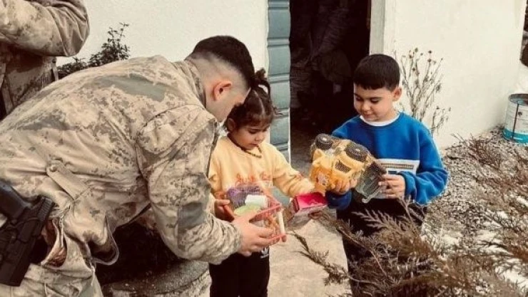 Elazığ'da jandarma ekipleri depremzede çocukları sevindirdi