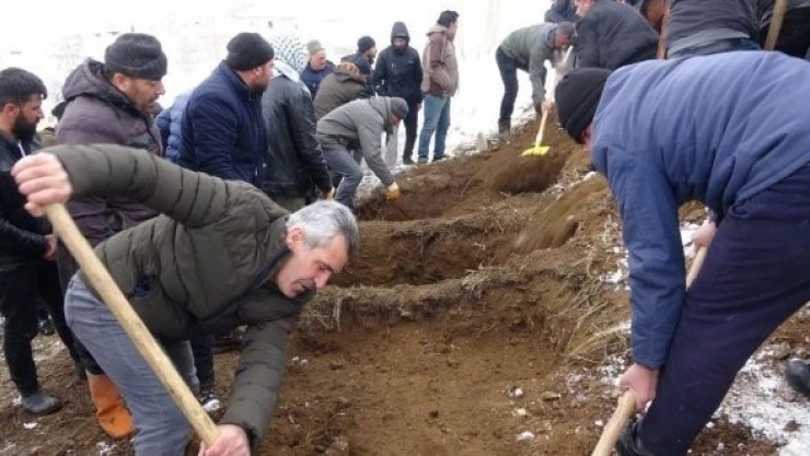 Enkaz altından çıkarılan anne ve çocukları toprağa verildi