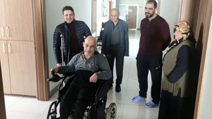 Enkaz altından sağ çıkan engelli birey tekerlekli sandalyesine kavuştu