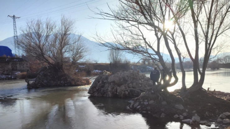 Erzincan'da bir köpek nehirde mahsur kaldı