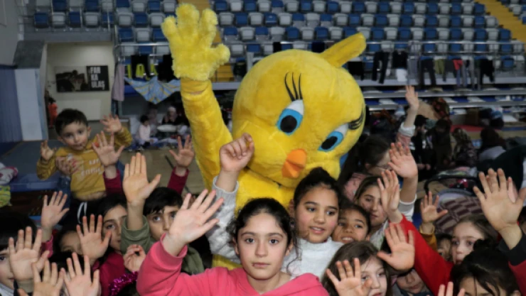 ''Fenomen Civciv'' depremzede çocuklara neşe oldu